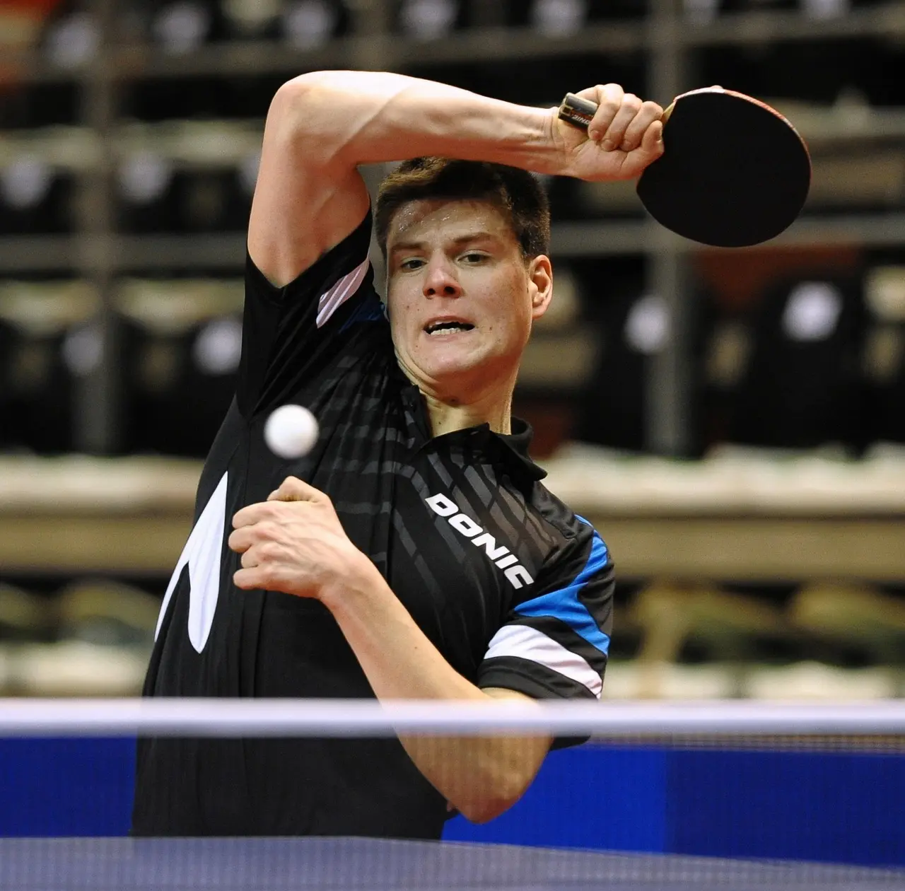 Bordtennisspiller slår til bolden