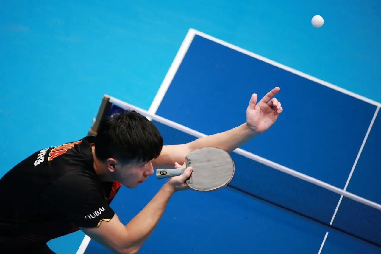 Bordtennisspiller i serve