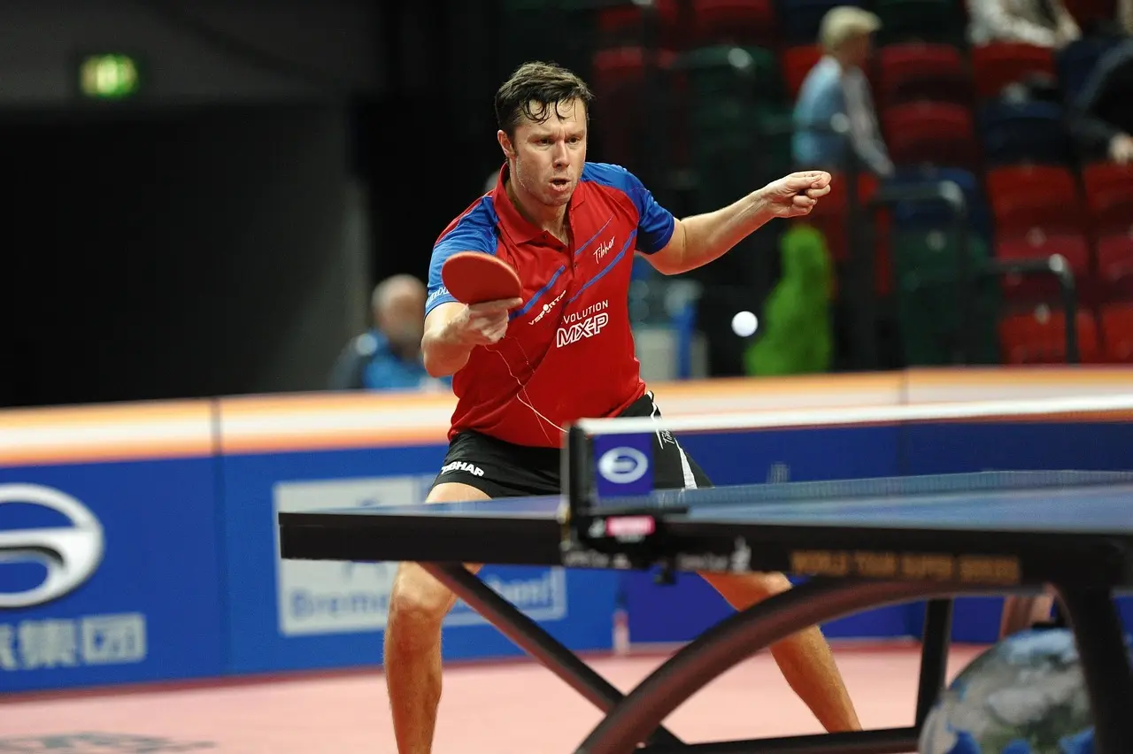 Mandlig bordtennisspiller i aktion